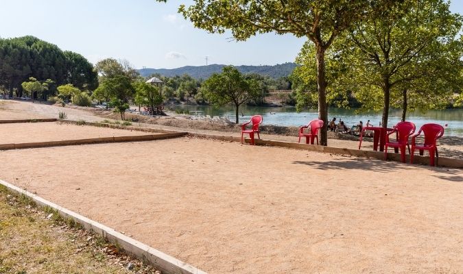 terrain de petant dans camping à cadenet