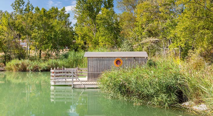 cabanon au bord du plan d'eau du Val de Durance