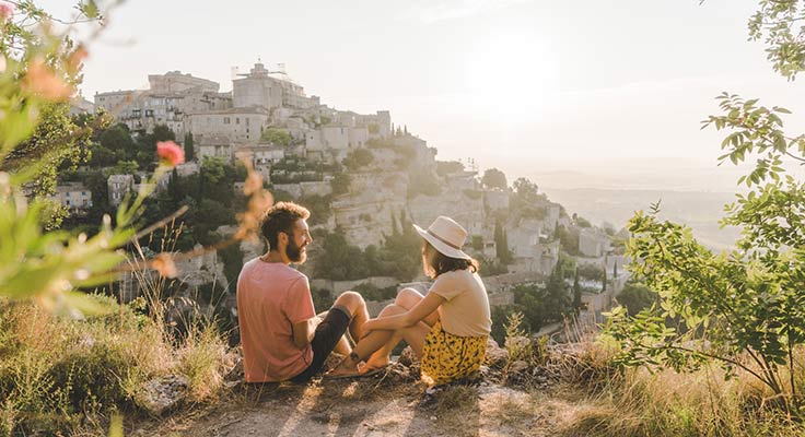 couple visite le village de Gordes dans le Luberon