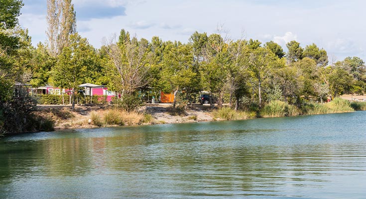 rive du plan d'eau accessible depuis le camping