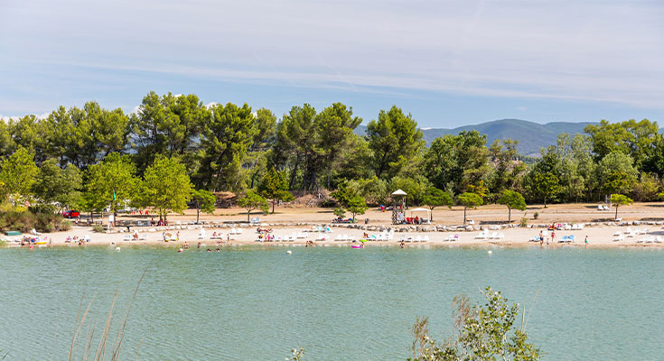 plage surveillée au plan d'eau du Val de Durance